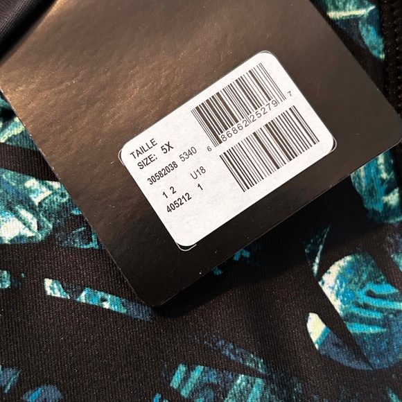 NEW PHOTOS! CAPRI LEGGINGS, BLUES/WHITE/BLACK, SIZE 5X, MOISTURE WICKING, PULL - Picture 14 of 16